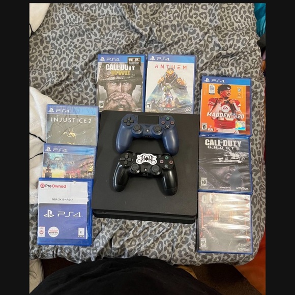 PlayStation 4 - Picture 1 of 2